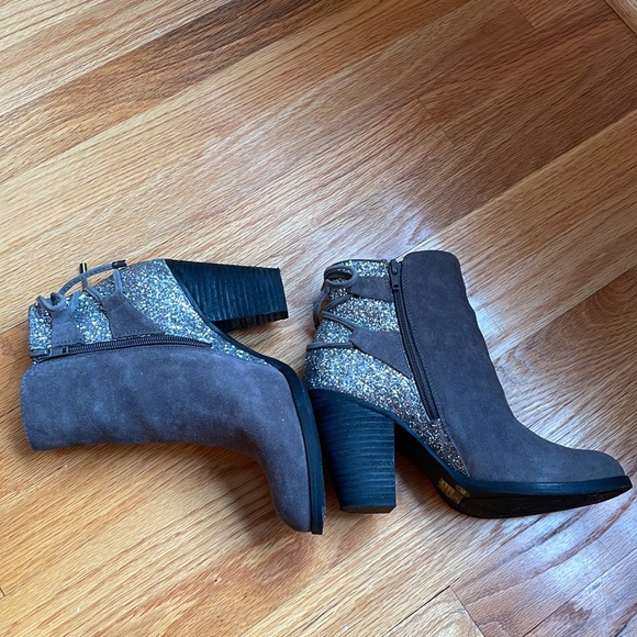 Gianni Bini Gray and Sparkly Boots Size 7 in Excellent Condition - Picture 6 of 8